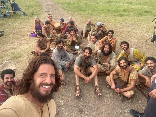 Picture of Jonathan Roumie on the shooting day with crew of the series The Chosen.